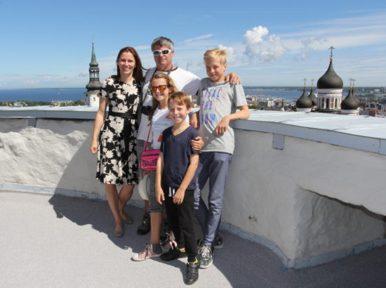 Capri Everitt külastas perega Riigikogu